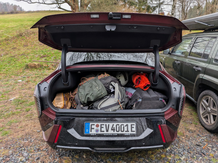 Der Kofferraum ist größer, als man vielleicht denken mag. (Bild: Tobias Költzsch/Golem)