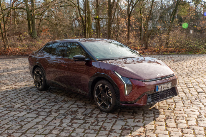 Der Kia EV4 in der Fastback-Variante ist eine große Limousine mit klassischem Kofferraum. (Bild: Martin Wolf/Golem)