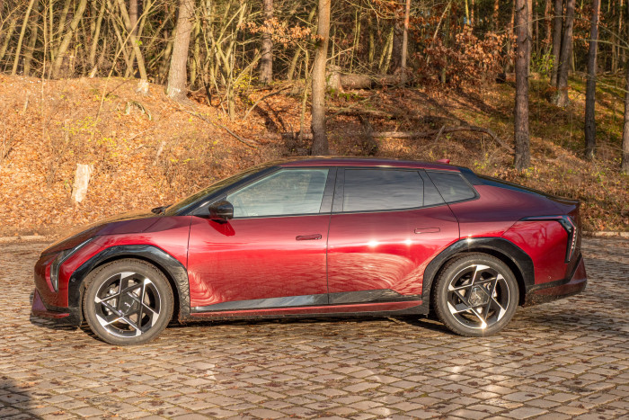 Die Dachlinie fällt zum Heck hin ab, dennoch sitzen Passagiere im Fond bequem. (Bild: Martin Wolf/Golem)