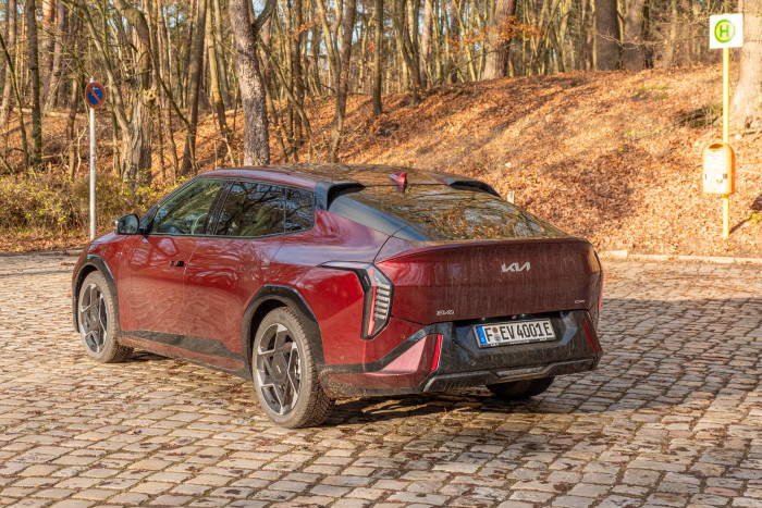 Das Heck des EV4 sieht auf den ersten Blick aus wie das des EV6, hat aber keine Heckklappe. (Bild: Martin Wolf/Golem)