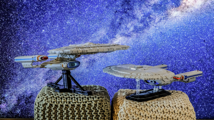 Lego Enterprise versus Bluebrixx Enterprise (rechts) (Bild: Oliver Nickel/Golem.de)