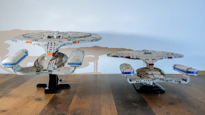 Lego Enterprise versus Bluebrixx Enterprise (rechts) (Bild: Oliver Nickel/Golem.de)