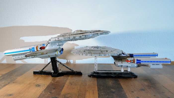 Lego Enterprise versus Bluebrixx Enterprise (rechts) (Bild: Oliver Nickel/Golem.de)