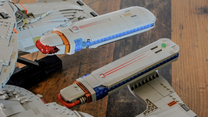 Lego Enterprise versus Bluebrixx Enterprise (rechts) (Bild: Oliver Nickel/Golem.de)