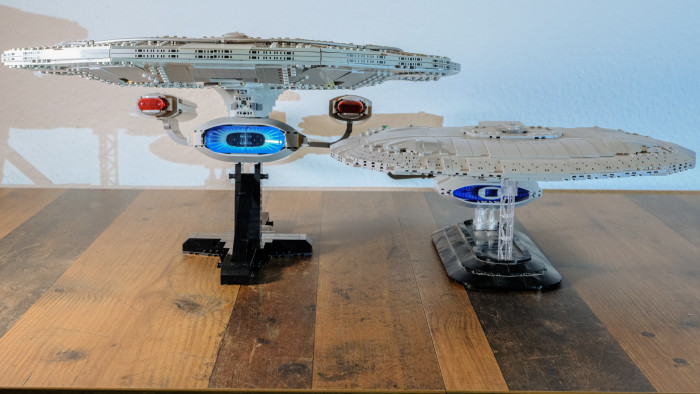 Lego Enterprise versus Bluebrixx Enterprise (rechts) (Bild: Oliver Nickel/Golem.de)