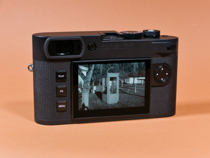 Das Display auf der Rückseite dient als Sucher und als Bildbetrachter. (Bild: Tobias Költzsch/Golem)