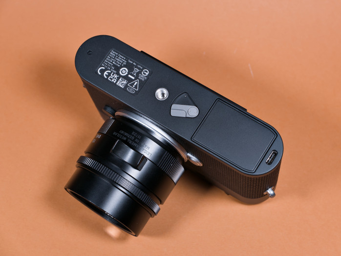 Mit dem Hebel auf der Rückseite wird der Akku entsperrt. (Bild: Tobias Költzsch/Golem)