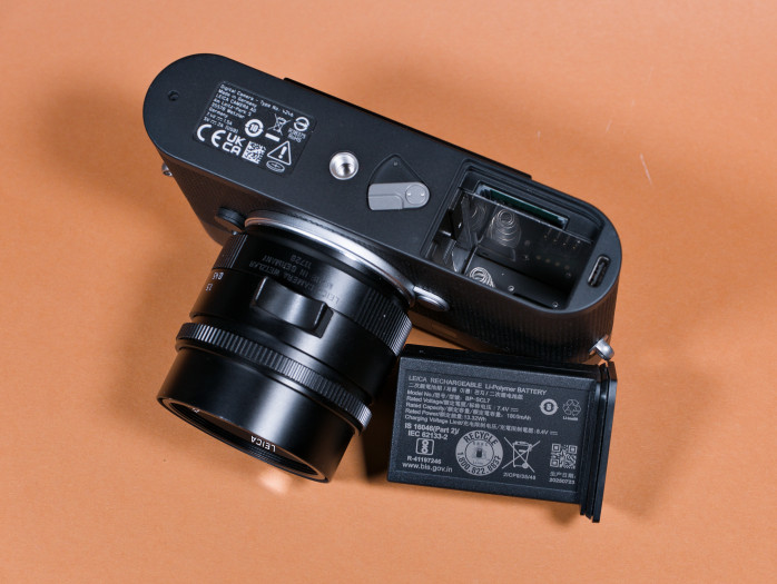 Im Akkufach kann eine SD-Karte eingeschoben werden - die M EV1 hat aber auch einen eingebauten Speicher. (Bild: Tobias Költzsch/Golem)