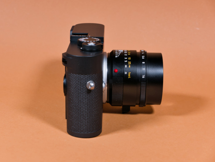 Dank des Kunstlederbezugs liegt die M EV1 sicher in der Hand. (Bild: Tobias Költzsch/Golem)