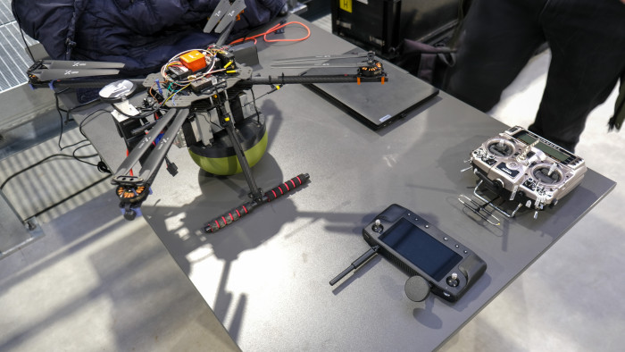 Prototyp von Raydiant RF mit störsicherem Antennensystem (die tarnfarbene Halbkugel unter der Drohne) (Bild: Peter Steinlechner/Golem)