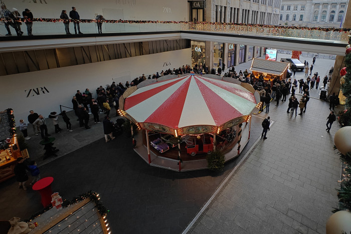 Tesla präsentierte den humanoiden Roboter Optimus am 20. Dezember 2025 in der Mall of Berlin. (Foto: Friedhelm Greis/Golem)