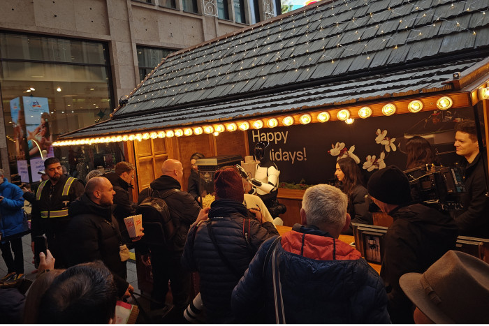 Um 10 Uhr startete die Popcornausgabe mit Optimus. (Foto: Friedhelm Greis/Golem)