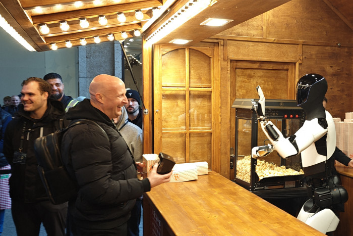 Optimus verabschiedete sich von den Kunden mit einer Handgeste. (Foto: Friedhelm Greis/Golem)