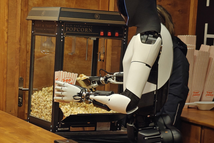 Mit dem rechten Arm schöpfte der Roboter das Popcorn aus dem Behälter. (Foto: Friedhelm Greis/Golem)