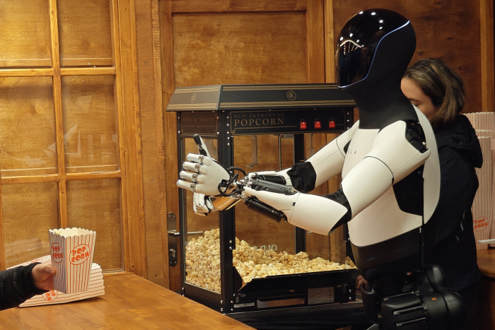 Optimus beherrscht verschiedene Handgeseten wie den hochgestreckten Daumen oder gar einen Luftkuss. (Foto: Friedhelm Greis/Golem)