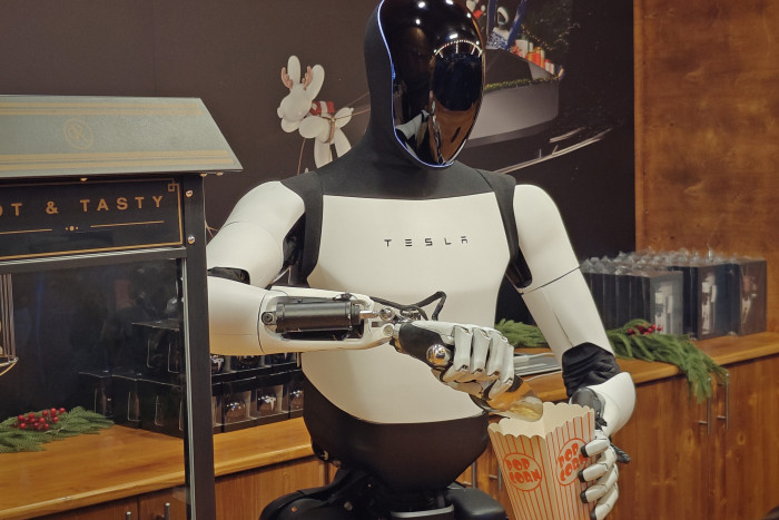 Die Entwicklung des Roboters verzögerte sich im Jahr 2025 wegen Problemen mit Händen und Unterarmen. 