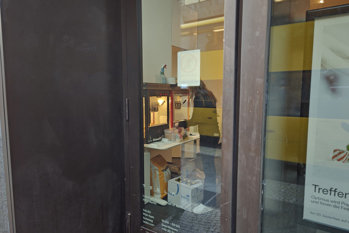 Der Roboter hatte zwei Assistenzpersonen zur Unterstützung. Eine weitere Mitarbeitern bereitete das Popcorn vor. (Foto: Friedhelm Greis/Golem)