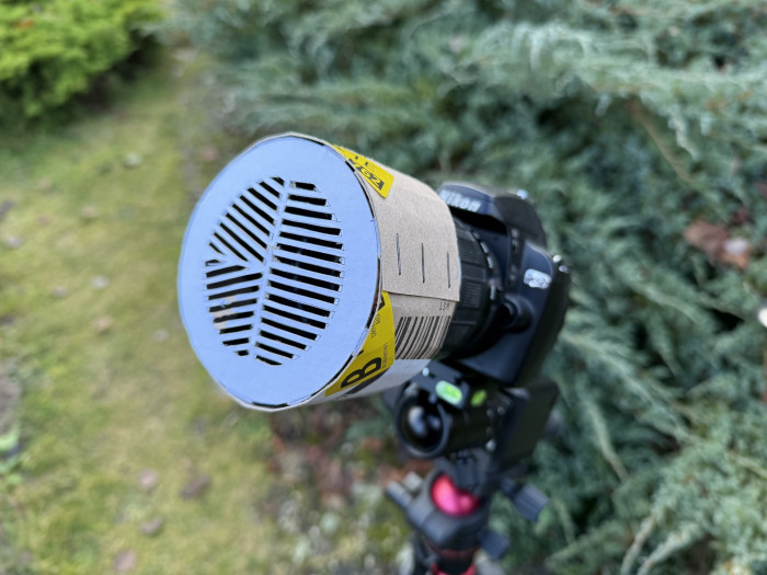 Einfache Bahtinovmaske aus Pappe als Fokusierhilfe (Bild: Mario Keller)