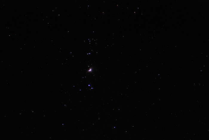 Eine 15-Sekunden-Einzelaufnahme vom Orion-Nebel (M42) mit der preiswerten Ausrüstung (Bild: Mario Keller)