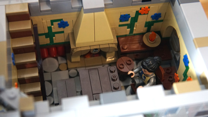 Speisezimmer mit großem Kamin. Auch die Wanddeko ist gesteckt. (Quelle: Golem/Mario Petzold)