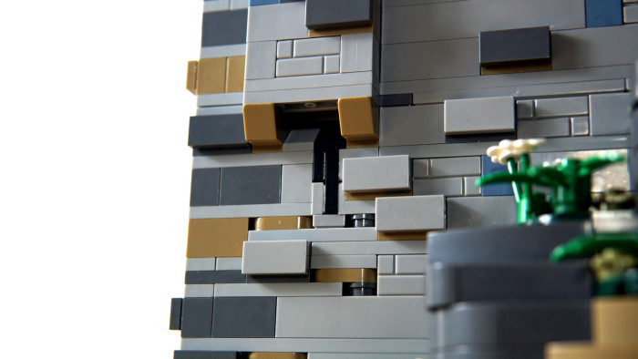 Man wundert sich über die schwarzen Steine beim Zusammenbau, bis das Klo darüber gebaut wird. (Quelle: Golem/Mario Petzold)