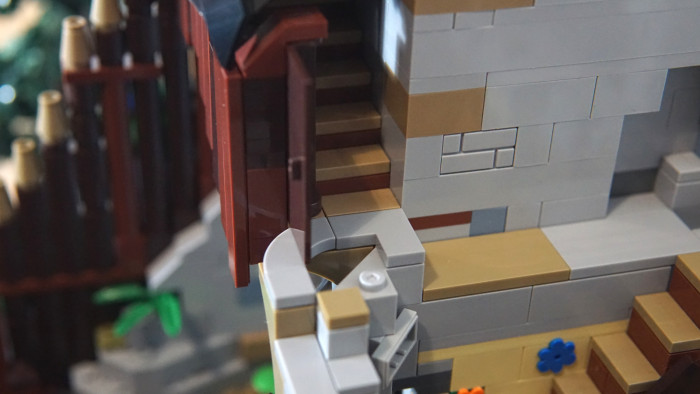 Die Integration des Bergfrieds ist gelungen. Die Tür wirkt aber fehl am Platz. (Quelle: Golem/Mario Petzold)