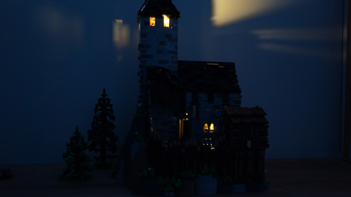 Auch beleuchtet sieht die Burg gut aus, weil die dicken Wände nichts durchscheinen lassen. (Quelle: Golem/Mario Petzold)