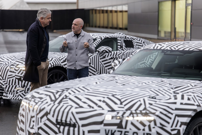 Der Autor (li.) im Gespräch mit Projektmanager Rawdon Glover (Bild: Nick Dimbleby)