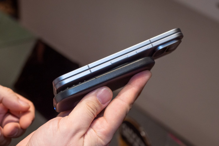 Clicks kann an Smartphones mit Magsafe oder Qi2 befestigt werden - oder über spezielle Magnethüllen. (Bild: Martin Wolf/Golem)