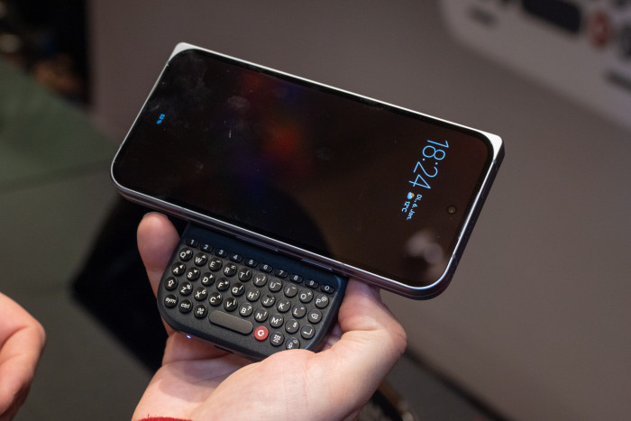 Dank des Magnetanschlusses kann das Smartphone auch gedreht und im Querformat verwendet werden. (Bild: Martin Wolf/Golem)