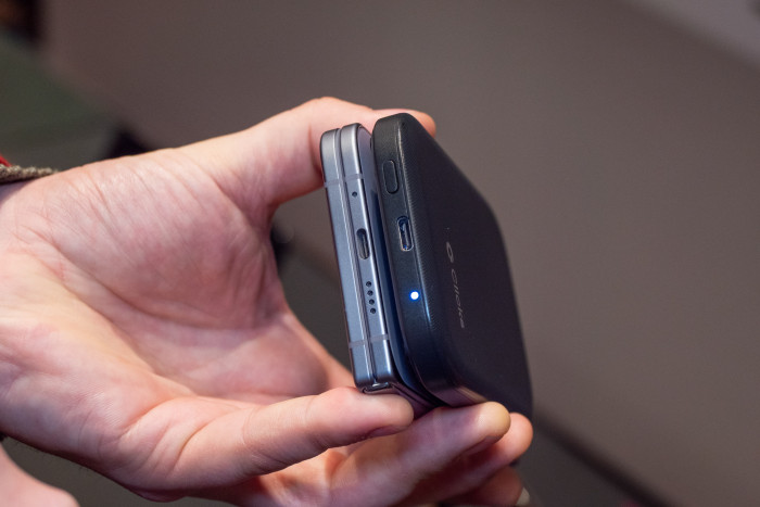 Das Power Keyboard lädt das angeschlossene Smartphone auch. (Bild: Martin Wolf/Golem)