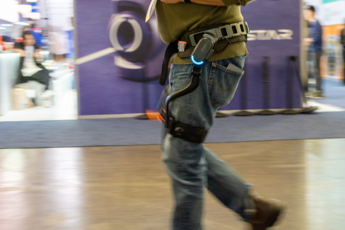 Durch die Unterstützung können wir leichter laufen. (Bild: Martin Wolf/Golem)