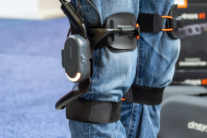 Über Manschetten werden die Kniebewegungen unterstützt. (Bild: Martin Wolf/Golem)