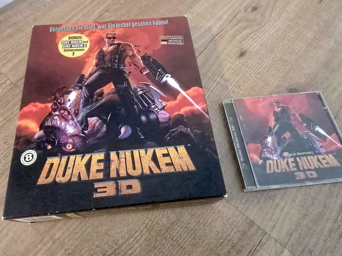 Duke Nukem 3D erschien 1996 in Deutschland auf CD-ROM. Neben dem Level-Editor enthielt die Disc auch die 2D-Plattformer Duke Nukem 1 und 2 als Bonus. (Bild: Medienagentur Plassma)