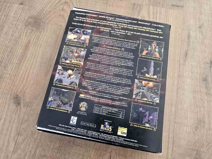 Die ausführlichen Erklärtexte auf der Rückseite der Verpackung wirken 2026 unfreiwillig komisch, beworben werden unter anderem "lebensechte Szenen und Effekte". (Bild: 3D Realms / Screenshot: Medienagentur Plassma)