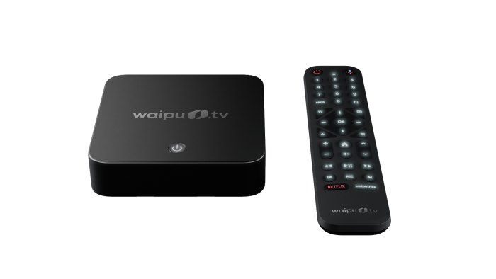 Die Waipu TV Box mit der Fernbedienung bei aktivierter Tastenbeleuchtung (Bild: Exaring)