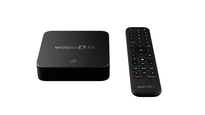 Die Waipu TV Box mit Fernbedienung (Bild: Exaring)