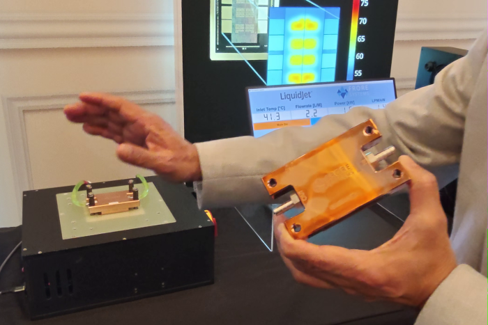 Prabhu Sathyamurthy von Frore Systems zeigt ein Liquidjet-Modul. Im Hintergrund ein Demonstrationsaufbau, die Heizleistung liegt bei 1,5 kW. (Bild: Martin Wolf/Golem)