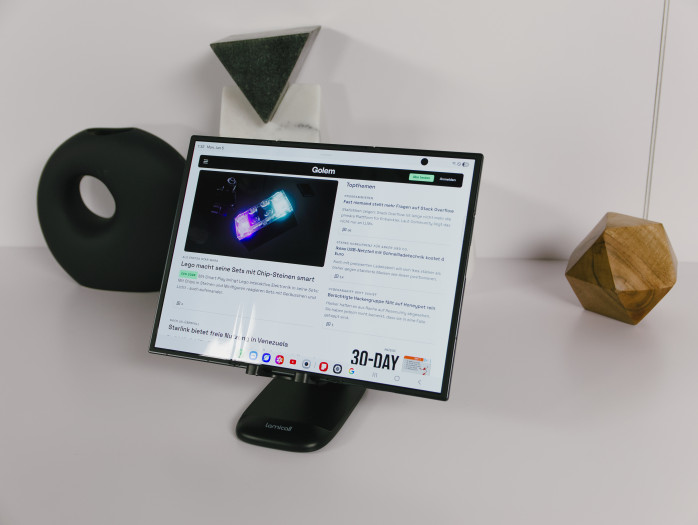 Das Galaxy Z Trifold von Samsung lässt sich zu einem Tablet ausklappen. (Bild: Tobias Költzsch/Golem)