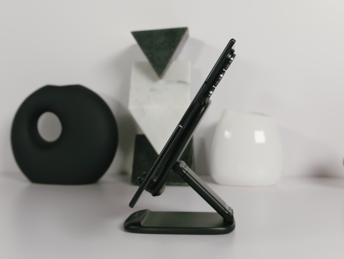 Das Smartphone ist aufgeklappt zwischen 3,9 und 4,2 mm dick. (Bild: Tobias Költzsch/Golem)