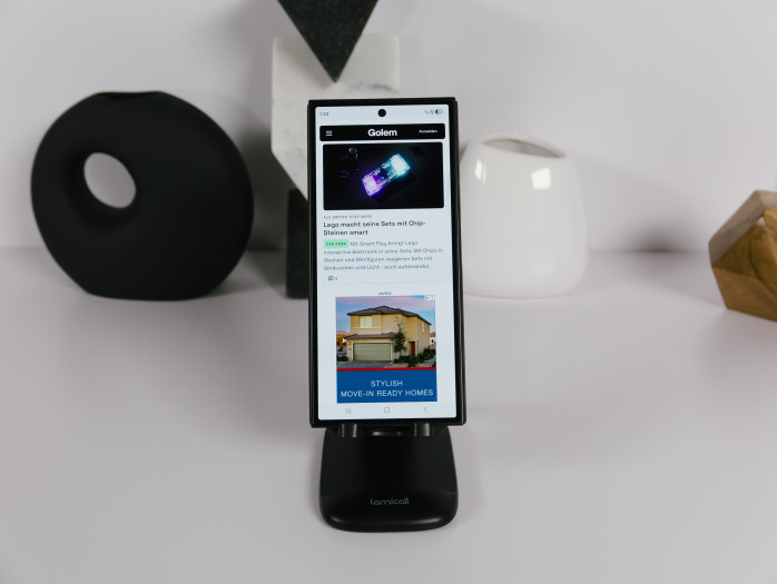 Das Außendisplay misst 6,5 Zoll, entsprechend gut lässt sich das Trifold als herkömmliches Smartphone verwenden. (Bild: Tobias Költzsch/Golem)