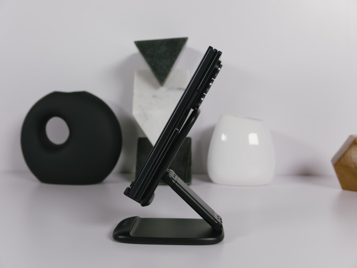 Zusammengeklappt ist das Trifold allerdings auch knapp 13 mm dick. (Bild: Tobias Költzsch/Golem)