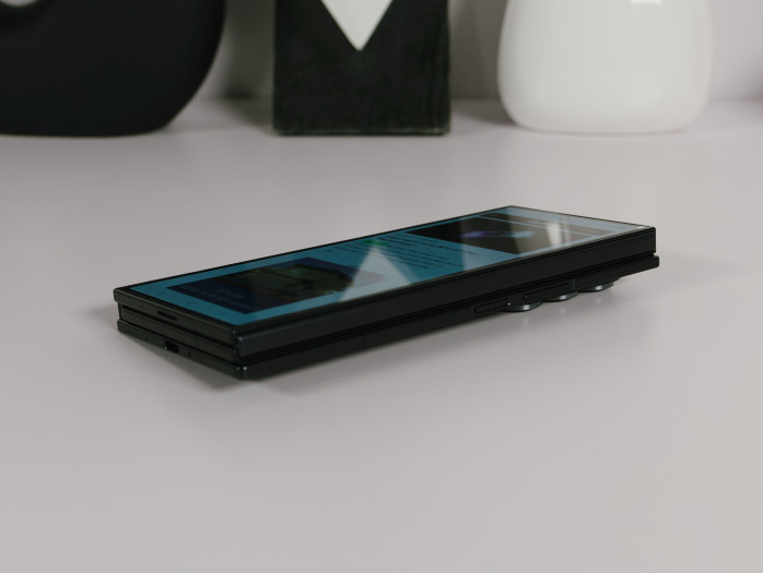 Aufgrund des aus dem Gehäuse ragenden Kameramoduls wackelt das Trifold merklich auf dem Tisch. (Bild: Tobias Költzsch/Golem)