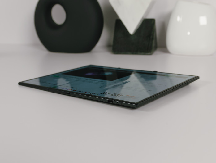 Auch zum Tablet aufgeklappt wackelt das Gerät. (Bild: Tobias Költzsch/Golem)