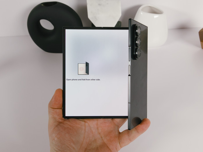 Das Trifold wird von links nach rechts zusammengefaltet - machen wir es falsch, werden wir gewarnt. (Bild: Tobias Költzsch/Golem)