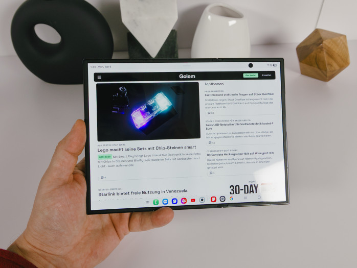 Aufgeklappt lässt es sich auf dem Trifold sehr gut browsen oder auch Videos schauen. (Bild: Tobias Költzsch/Golem)