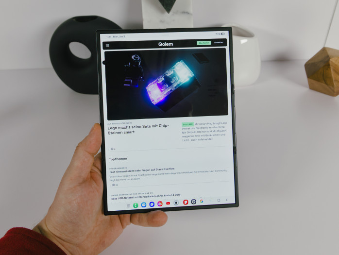 Auch im Hochformat lässt sich das Smartphone gut verwenden. (Bild: Tobias Költzsch/Golem)