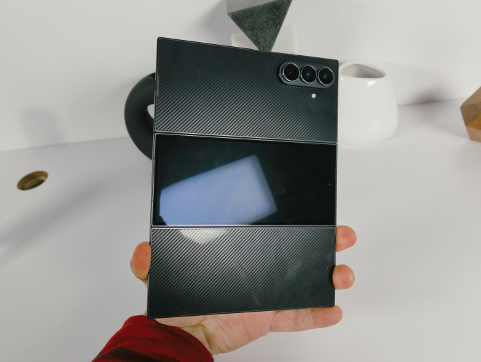 Die Rückseite des aufgeklappten Trifold (Bild: Tobias Költzsch/Golem)