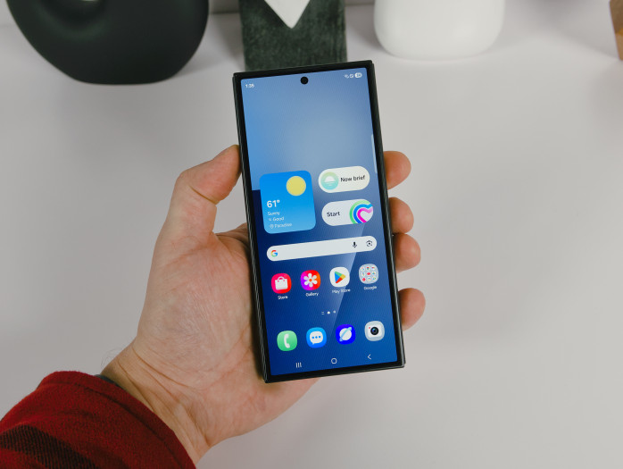 Das Außendisplay hat ein gutes Format. (Bild: Tobias Költzsch/Golem)