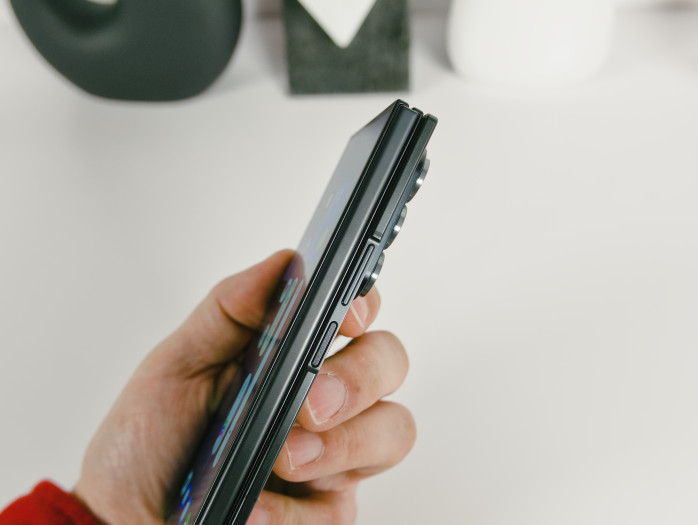 Mit 309 Gramm ist das Trifold kein Leichtgewicht. (Bild: Tobias Költzsch/Golem)